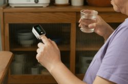手指血氧仪准不准？三款热门机型实测,老人选购必看