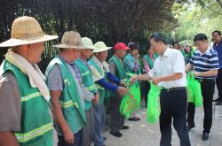 金乡经济开发区开展“夏送清凉”慰问一线 环卫、园林工人活动