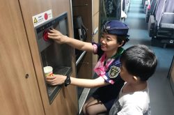 青岛客运段北京动车队动京二组 周到服务确保暑运乘客温馨出行