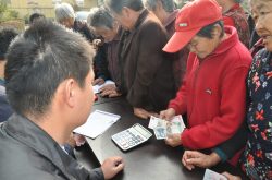 宁阳县华丰镇高庄村：70岁以上老人喜领“红包”