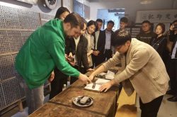 上合组织成员国青年代表参观青岛市南创业主题园区