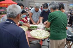 成武县文亭街道办事处聚龙湾小区党支部举办“中秋节邻里守望饺子宴”