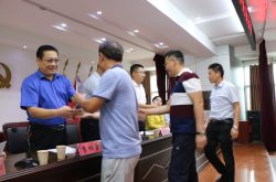 郯城县高峰头镇集会表扬教育模范