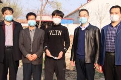阳信:爱心公司给贫困学生送手机安宽带助力空中课堂