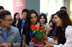 ​国际学生打卡费县优品展示中心 看非遗传承与手造文创深度融合